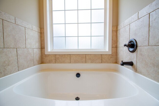 Building Photo - Fresh and Clean 3/2 with BONUS room and fenced yard.  Go.