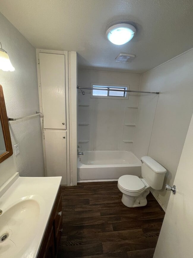 Building Photo - Large 3 Bedroom 1 1/2 Bath House for Rent in Independence KS.