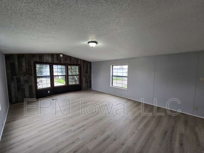 Building Photo - 700 W Ridgeway Ave
