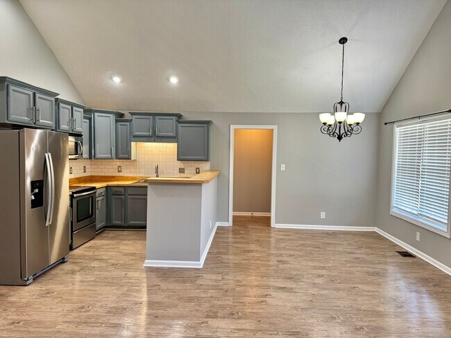 Building Photo - Cute 3 Bedroom Ranch in Fox Crossing! Conv...