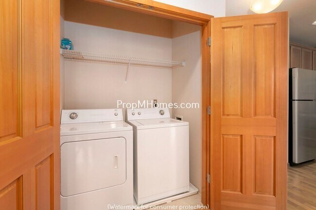 Building Photo - Light Filled One Bedroom Condo In Gresham!