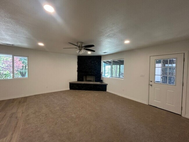 Building Photo - 448 Victoria Ln