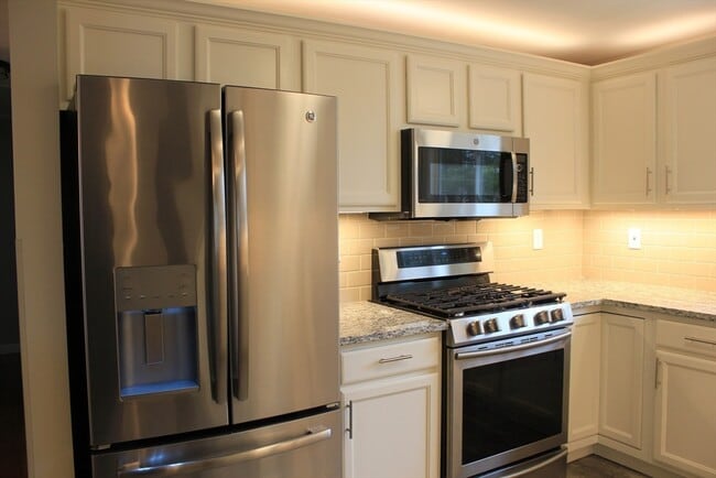 Building Photo - 33 Brookbend Way W