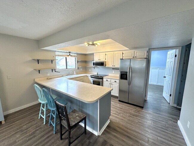 Building Photo - "Charming 2-Bed, 2-Bath Townhouse with Cozy Fireplace in Prime St. George Location!"