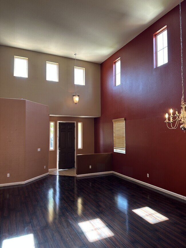 Building Photo - Tracy Beautiful home that comes with sizab...