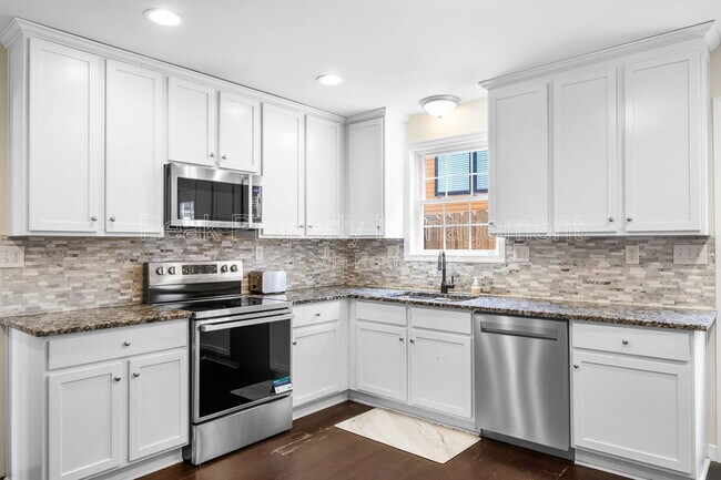 Building Photo - 819 Kinney St