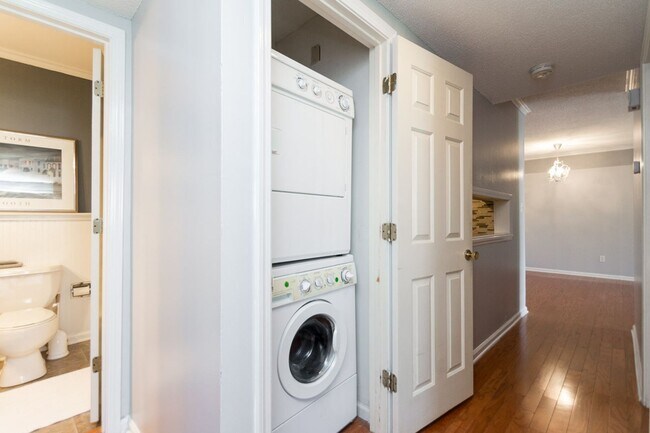 Building Photo - Pool View Condo Available!