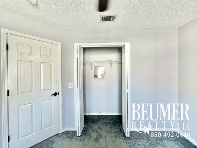 Building Photo - Solar Panel 3bd/2bath Home located Northeast Pensacola