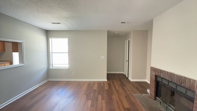 Building Photo - Updated 2 Bedroom Unit!