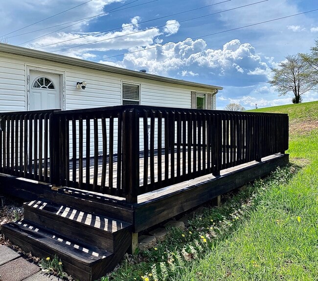 Building Photo - Rossen Retreat