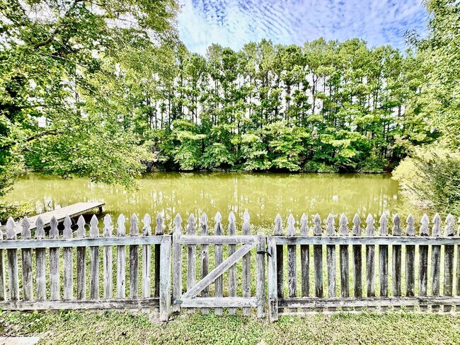 Building Photo - Available 11-14-25! Lakefront Townhome w/2...