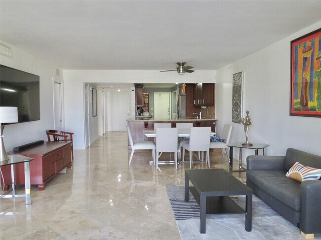 Building Photo - 2601 S Palm Aire Dr