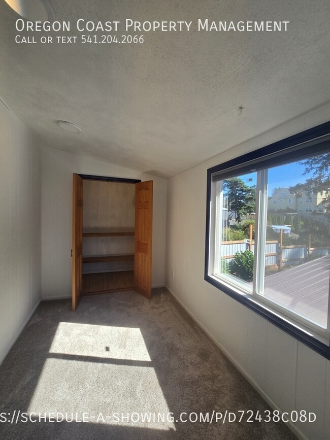 Building Photo - 2826 NW Oar Ave