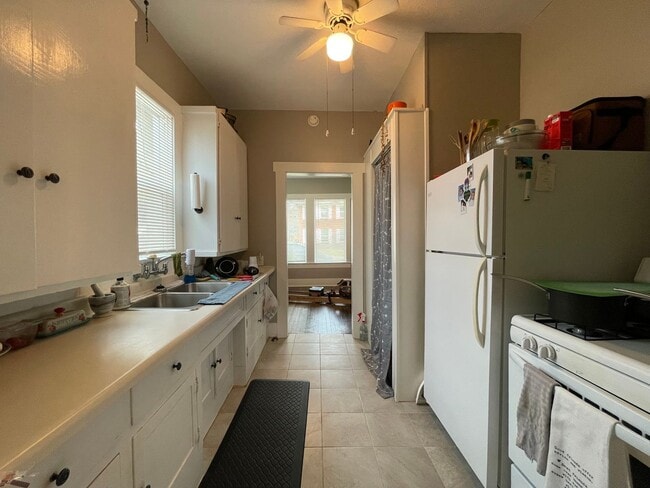 Building Photo - PRE-LEASING CHARMING 2/1 DUPLEX AUGUST MOVE IN!