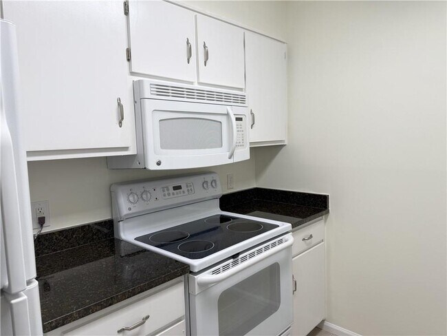 Building Photo - 475 Mount Vernon Hwy NE