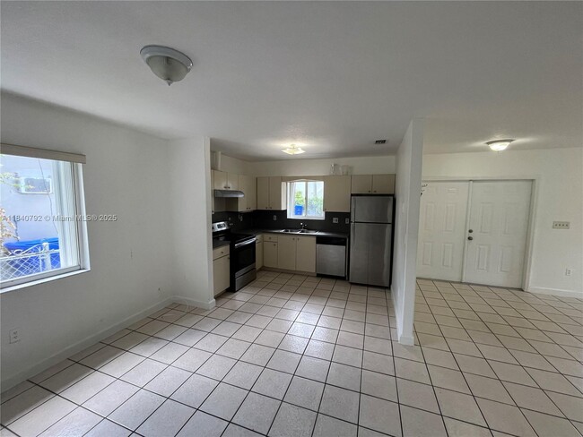 Building Photo - 2817 SW 39th Ave