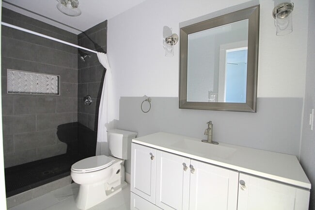 Building Photo - 2/2  Denver Heights Move In ASAP!