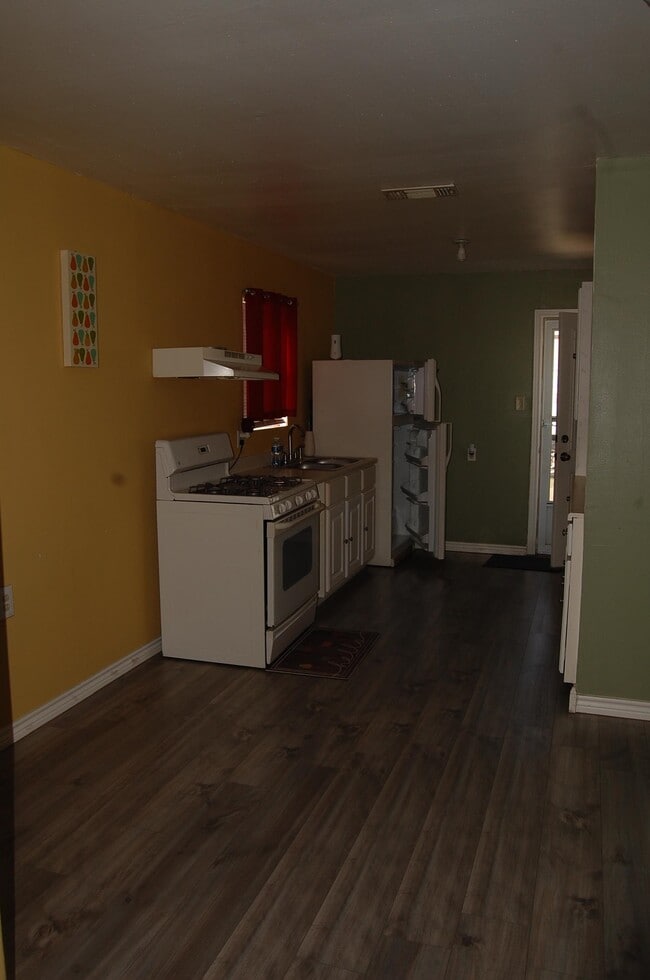 Building Photo - 1902 E Price St