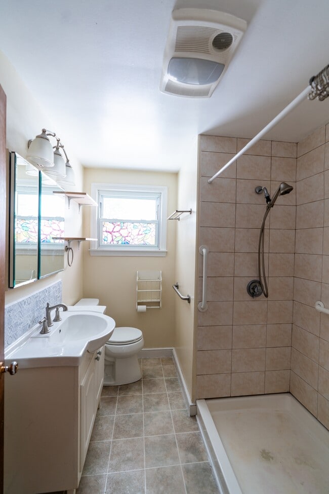 Building Photo - 16 Katherine St