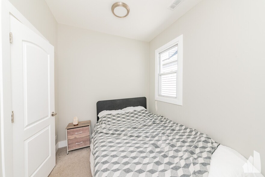 Building Photo - 2923 N Avers Ave