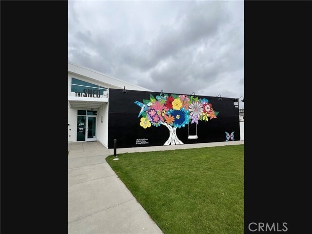 Building Photo - 4041 Pomelo Dr
