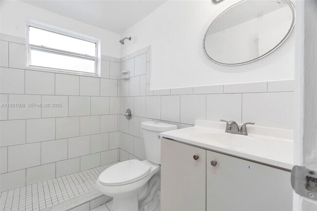 Building Photo - 644 SW 10th St