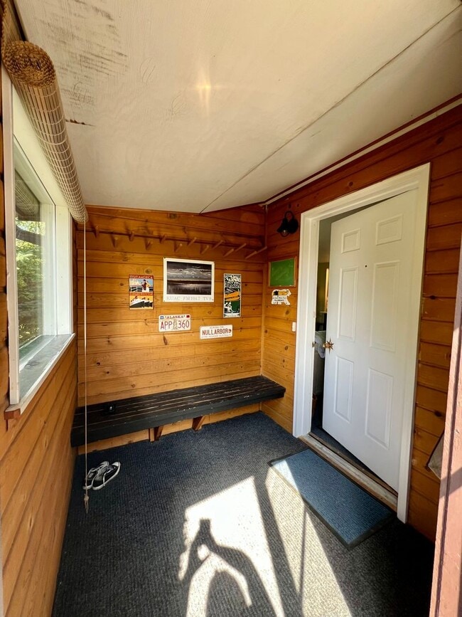 Building Photo - Available Nov 1st / Furnished / 1-Car Gara...