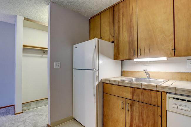 Building Photo - HUGE 1bed/1bath Downtown Living Available ...