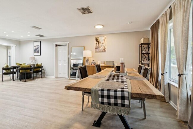 Building Photo - 2302 S Arrawana Ave