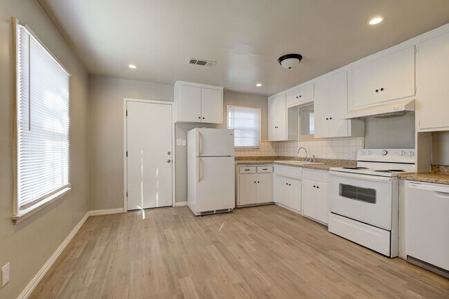 Building Photo - Newly remodeled Duplex in Midwest City