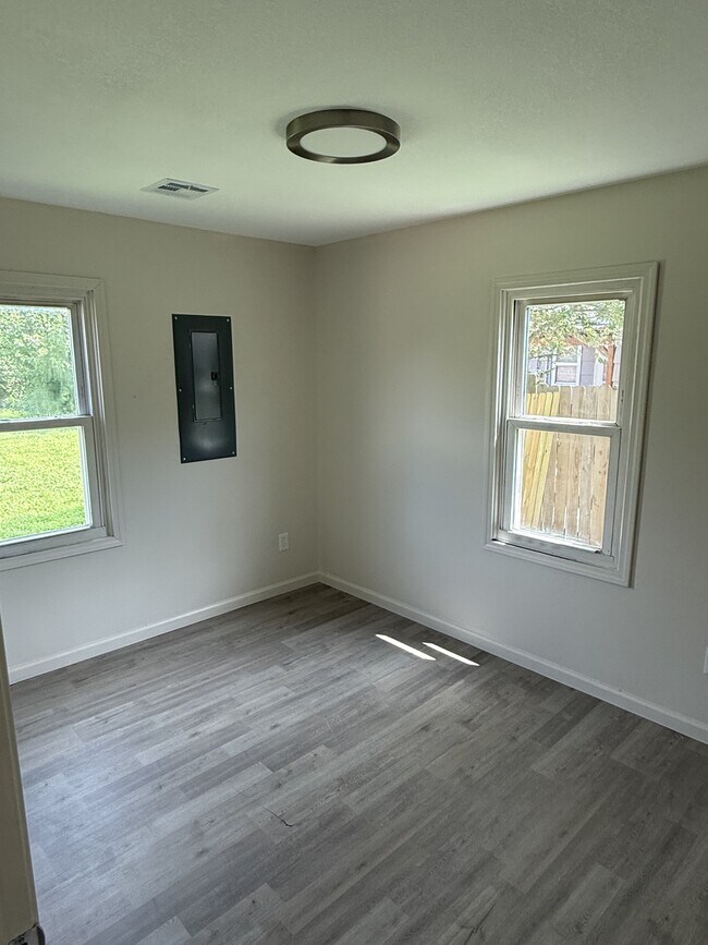 Building Photo - 42 Halsey Dr