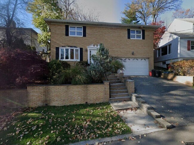 Building Photo - 537 Winterburn Grv