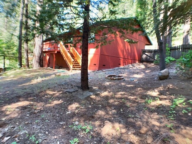 Building Photo - Pride of ownership in this 3/2 near the lake!