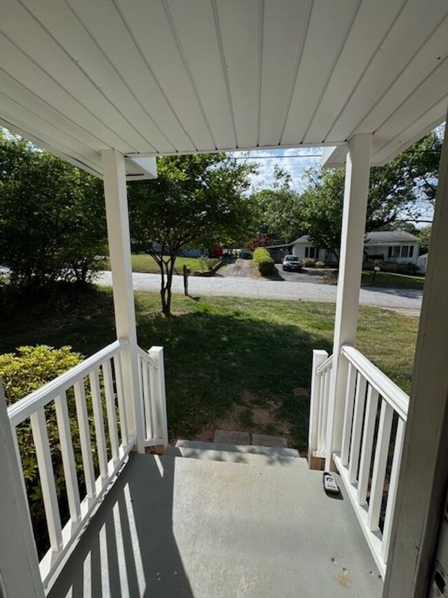 Building Photo - Adorable 2 Bedroom-1 Bath Bungalow within walking distance to Downtown Greer - Very Convenient
