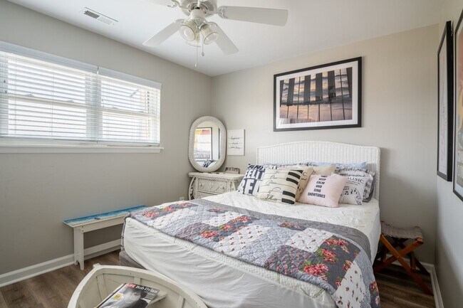 Building Photo - FURNISHED OFF-SEASON MONTHLY RENTAL-STARTING JANUARY 2026