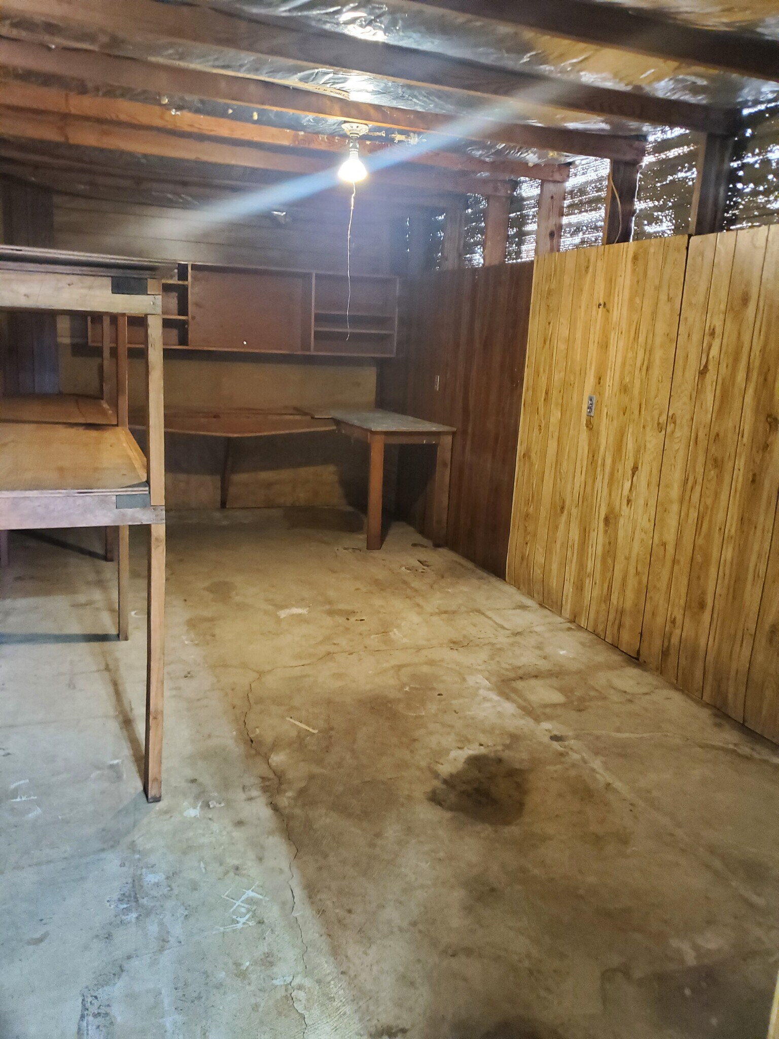 room in shop - 14607 Dominic Rd NE