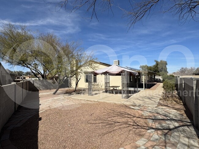 Building Photo - 1826 W Holland Dr