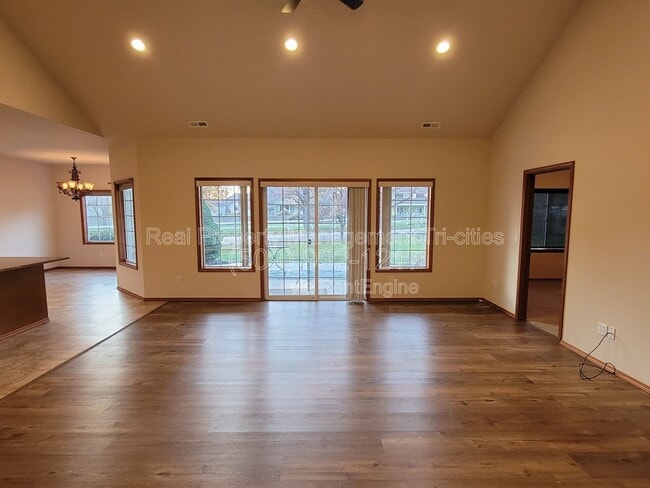 Building Photo - 19 Jasmine Ln