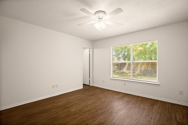 Building Photo - 410 Woodford Dr