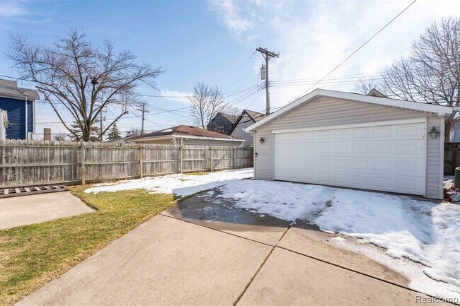 Building Photo - 1560 E Lincoln St