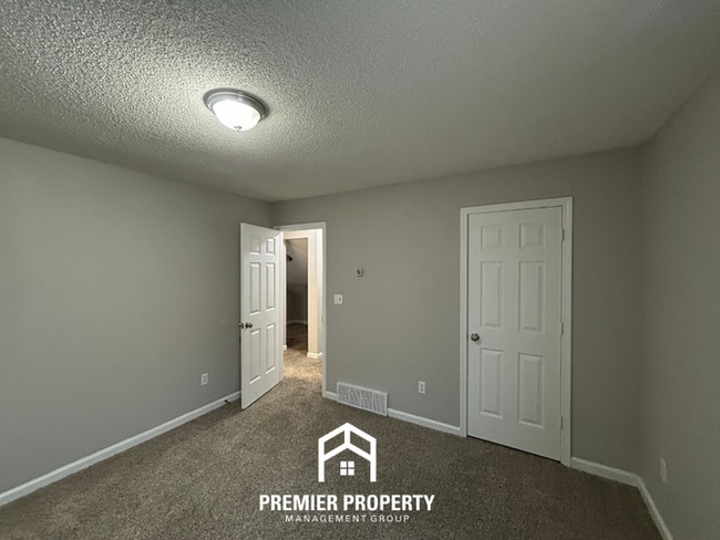 Building Photo - Cozy 3BR Home with Fireplace, Hardwood Floors & Fenced Yard in Memphis