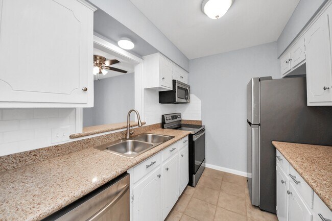 Building Photo - 10654 Hazelhurst Dr