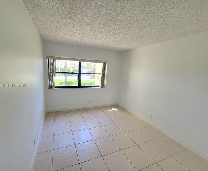 Building Photo - 210 Lakeview Dr