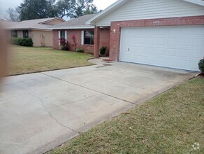 Building Photo - 3 Bedroom 2 Bath Home with a 2 car garage ...