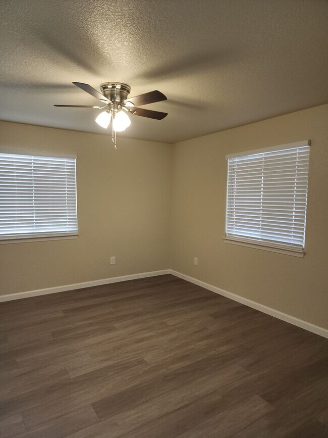 Building Photo - 2 Bedroom 1 Bath with Washer and Dryer Hook-ups