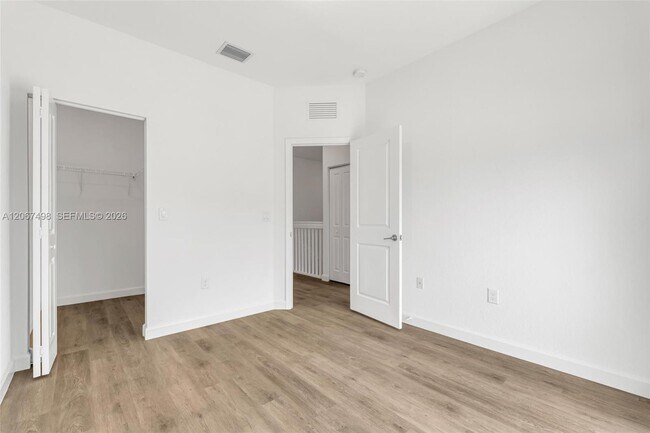 Building Photo - 582 NE 207th St
