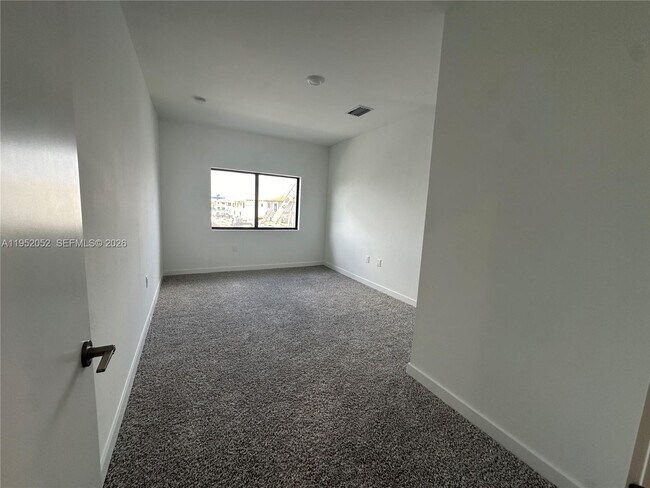 Building Photo - 232 NW 13th Ct