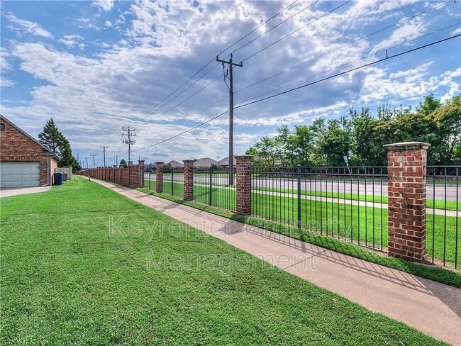 Building Photo - 16501 Moorgate Ln