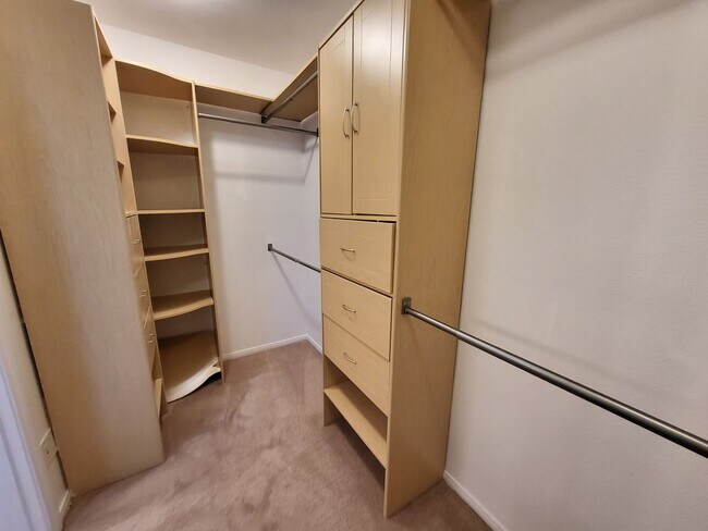 Building Photo - 4 Bedroom House, Private Pool,  Large Pets Welcome