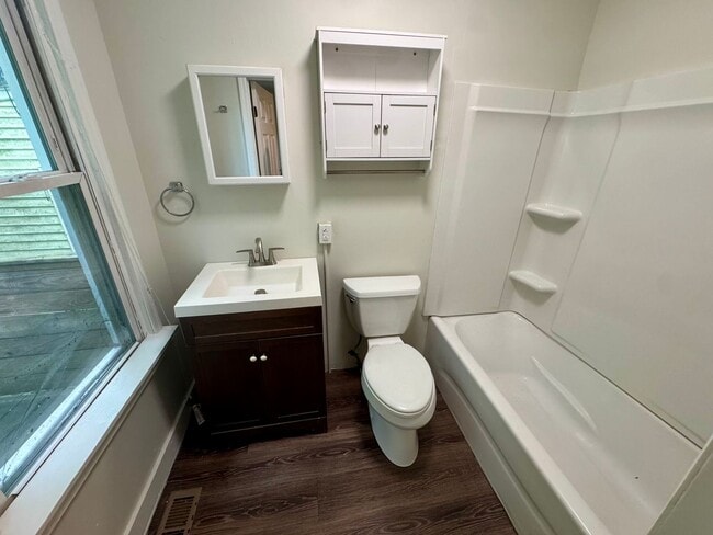 Building Photo - Spacious 1 Bed 1 Bath Home!